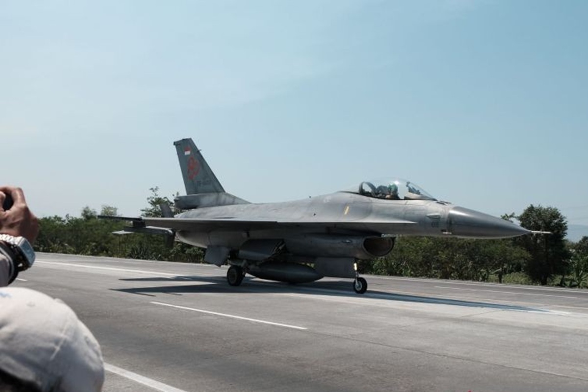 TNI AU Uji Landasan Alternatif Pesawat Tempur di Tol Paspro