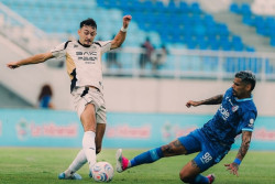 Arema FC Hajar Dewa United 4-0, Careca Cetak Dua Gol