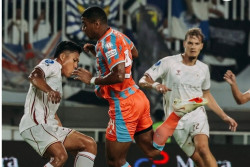 Adam Alis Cetak Gol Menit Akhir, Persib Kalahkan Garudayaksa 1-2