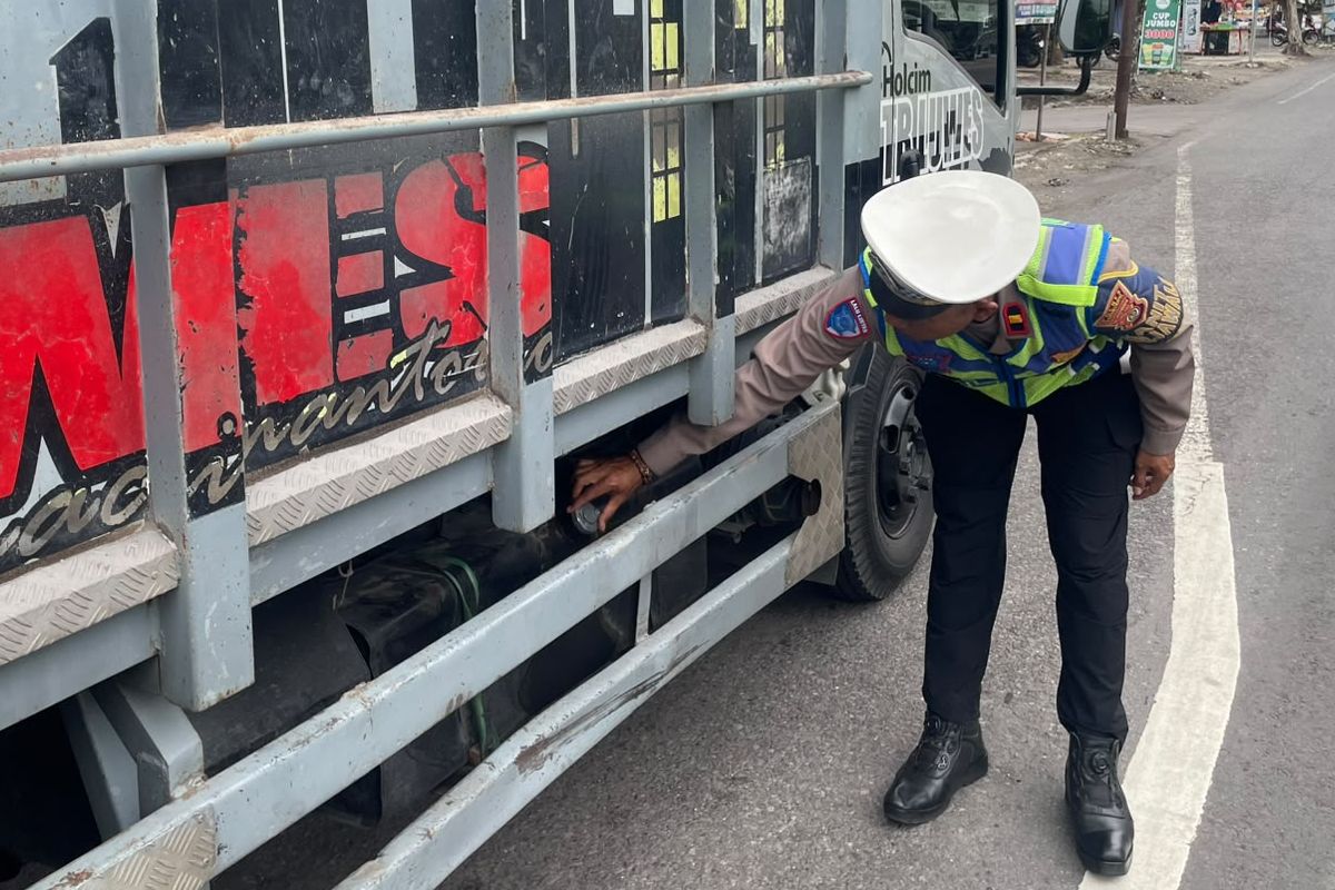 Cegah Solar Tumpah di Jalan Jogja-Wonosari, Polisi Periksa Truk