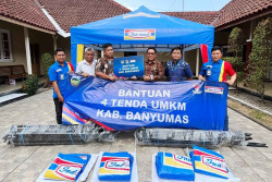 Indomaret Kembali Berikan Bantuan 4 Tenda UMKM untuk Pelaku Usaha di Banyumas