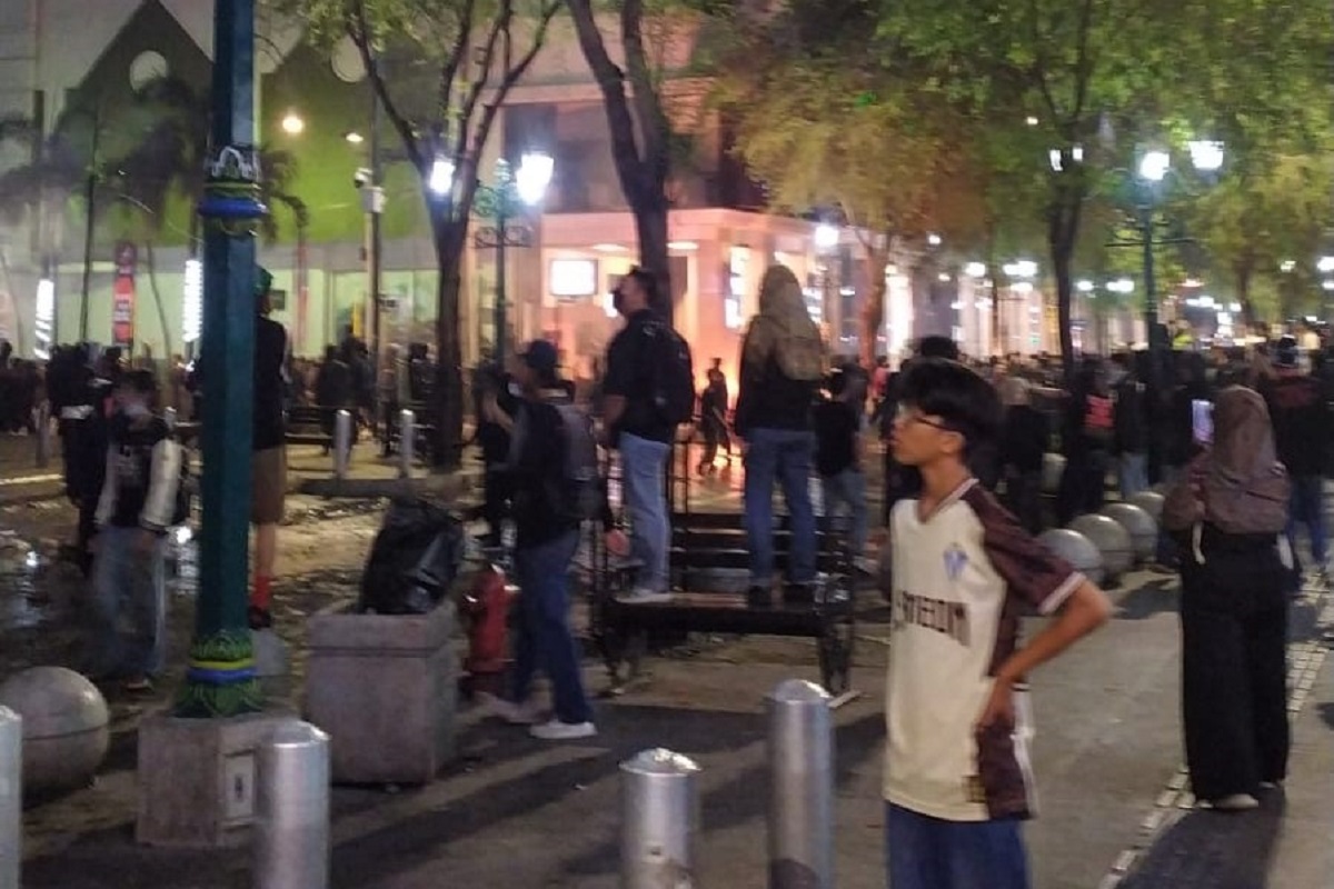 Malioboro Memanas Usai Demo, Massa dan Polisi Saling Lempar
