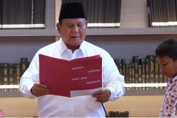 Prabowo Pimpin Pembacaan Sumpah Pemuda Bersama Anak-Anak