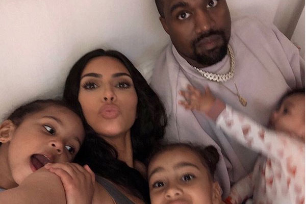 Kim Kardashian Tawarkan Kanye West Menginap saat Natal