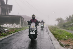 Tips Ala Honda Istimewa: 5 Cara Aman Berkendara Sepeda Motor Saat Hujan