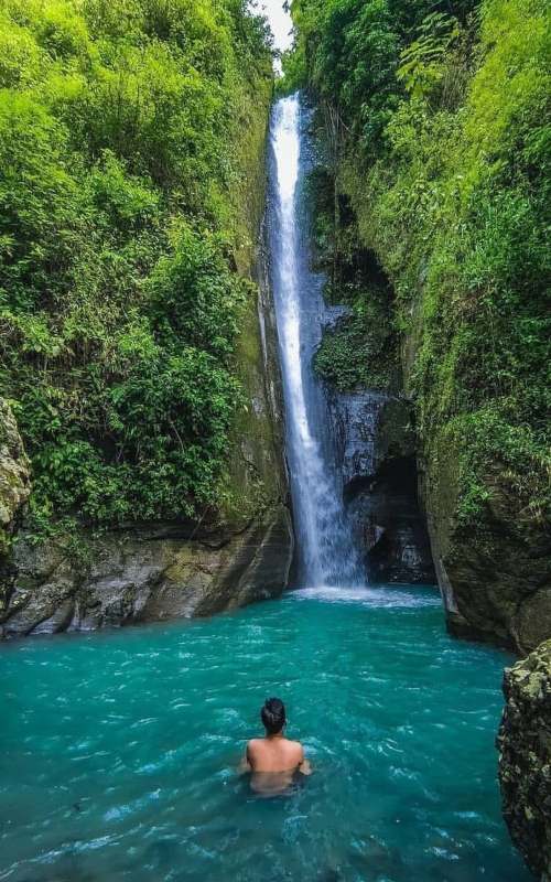 Wisatawan berenang di birunya air kolam di bawah Air Terjun Sidoharjo./Instagram @tri_priyanto_