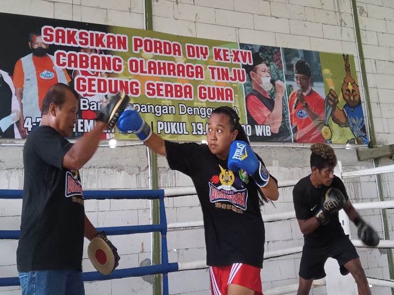 Titus (kiri) melatih anak didiknya./Harian Jogja-Lajeng Padmaratri
