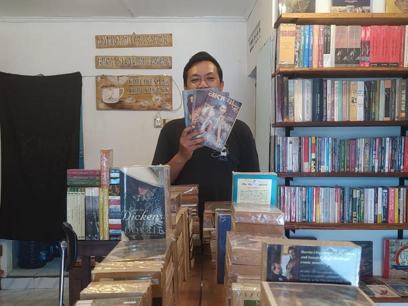 Bagas Setia Wicaksana berada di antara tumpukan bukunya./Harian Jogja-Sirojul Khafid