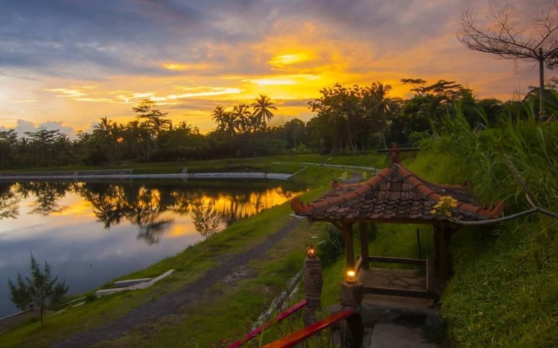 Pemandangan saat senja di Embung Kaliaji./Instagram @wisatasleman