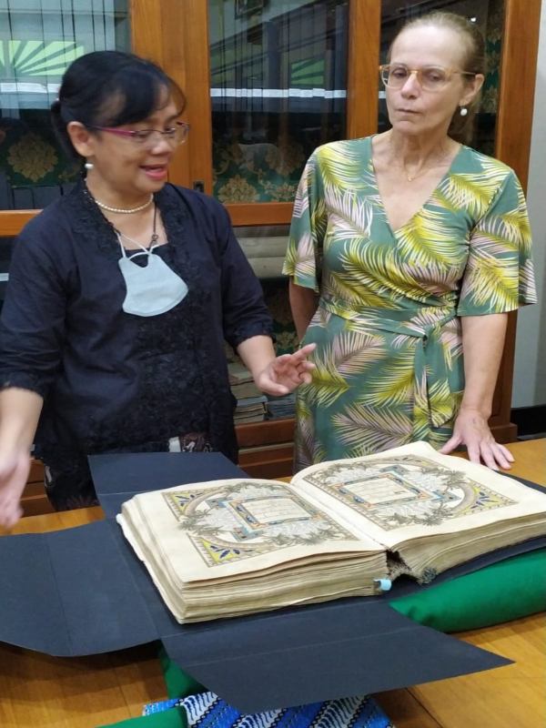 Sri Ratna Saktimulya menjelaskan ihwal naskah kuno./Istimewa-Dok. Pribadi