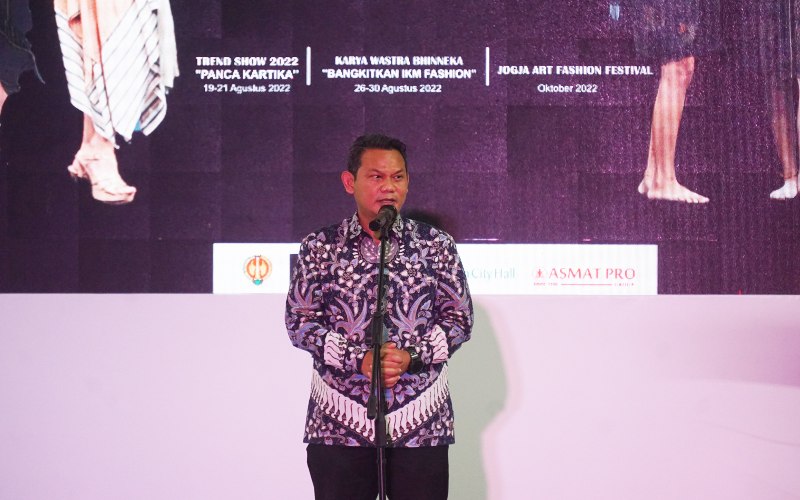 Plt. Deputi Kepala Perwakilan BI DIY, Tantan Heroika saat menyampaikan sambutan Jogja Fashion Week 2022 di Sleman City Hall, Minggu (12/6/2022)./Harian Jogja-Herlambang Jati Kusumo
