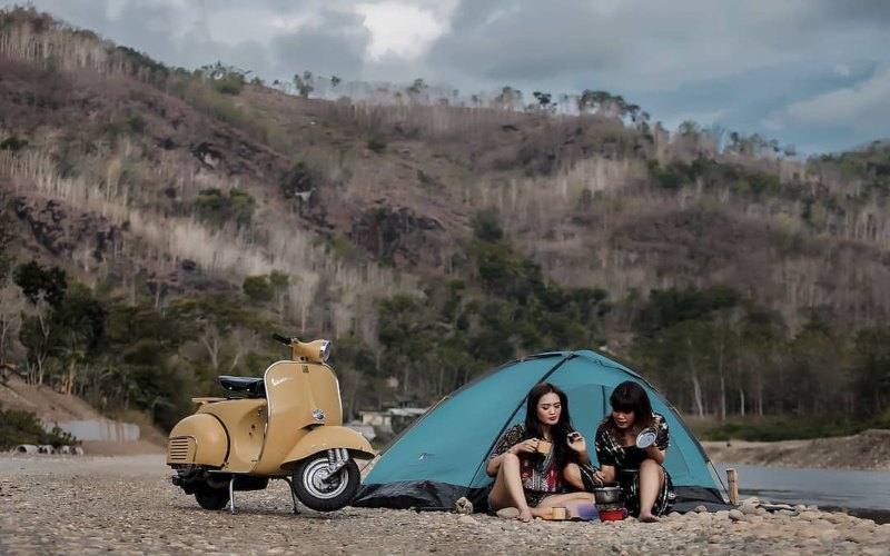 Wisatawan berkemah di tepi Sungai Oya di sekitar kawasan Desa Wisata Srikeminut./Instagram @wisatasrikeminut