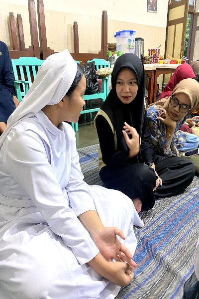 Anggota Srili berbincang dengan seorang tokoh agama.-Istimewa/Srili