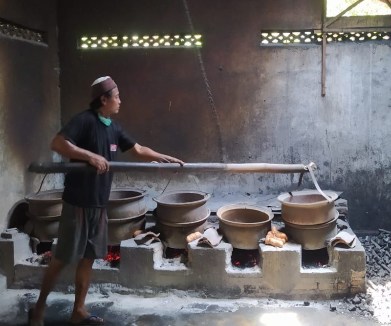 Proses pembuatan roti kolmbeng./Harian Jogja-Sirojul Khafid