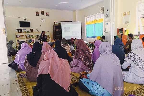 Shalina Nur Hanna sedang mengisi materi tentang hidup minim sampah./Dok. Pribadi