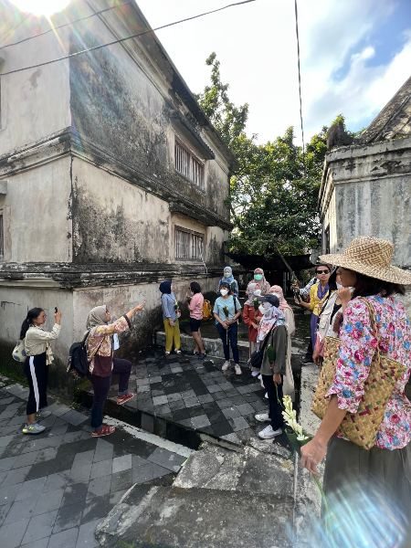 Alon Mlampah menggelar tur di Tamansari./Istimewa