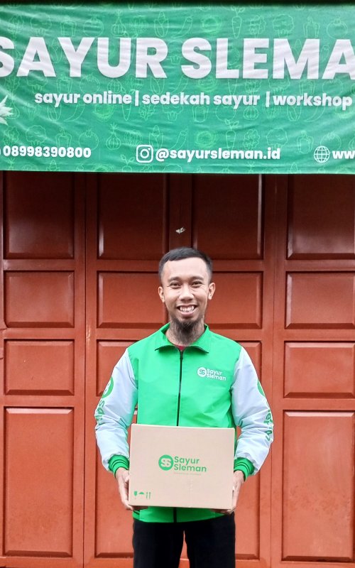Janu Muhammad bersiap mengirimkan sayur./Istimewa-Dok. Pribadi