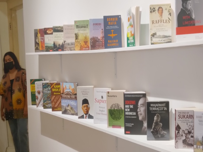 Pengunjung melihat koleksi yang ditampilkan dalam pameran Abhinaya Karya 2022 Vidya-Mulya, Jejak Pengetahuan Nusantara./Harian Jogja-Yosef Leon