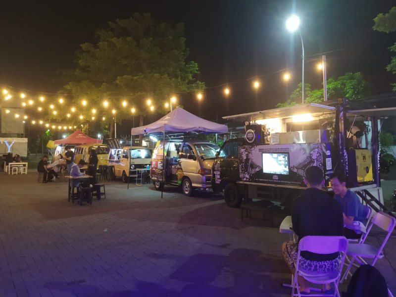 Sejumlah food truck berjajar di Foodcourt Barsa, Sleman, Senin (9/1/2023)./Harian Jogja/Sirojul Khafid