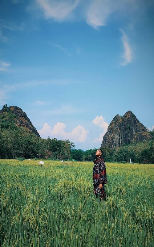 Wisatawan berfoto dengan latar Gunung Sepikul./Instagram @joelsaputro