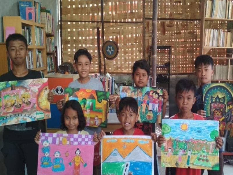 Anak-anak sanggar menunjukkan karya lukisnya./Istimewa
