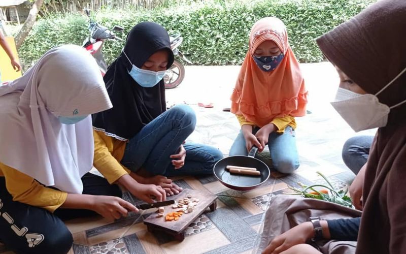 Anggota sanggar Auriga memasak bersama anak-anak./Instagram sanggar.auriga