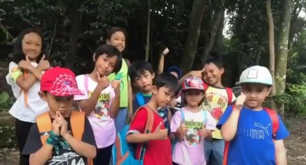 Anak-anak berfoto bersama di sela-sela kegiatan Anak Cinta Bumi Jogja./Istimewa