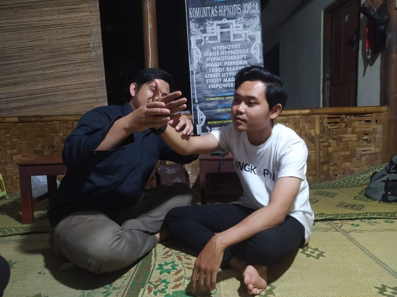 Praktik hipnotis ala KHJ./Harian Jogja-Sirojul Khafid