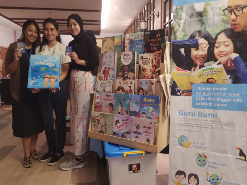 Nathania Tifara (tengah) menunjukkan produk mainan Guru Bumi./Harian Jogja-Sirojul Khafid