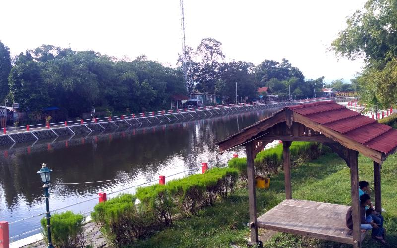 Seorang anak bersantai di salah satu gazebo yang ada di tepi Embung Potorono./Harian Jogja-Arief Junianto