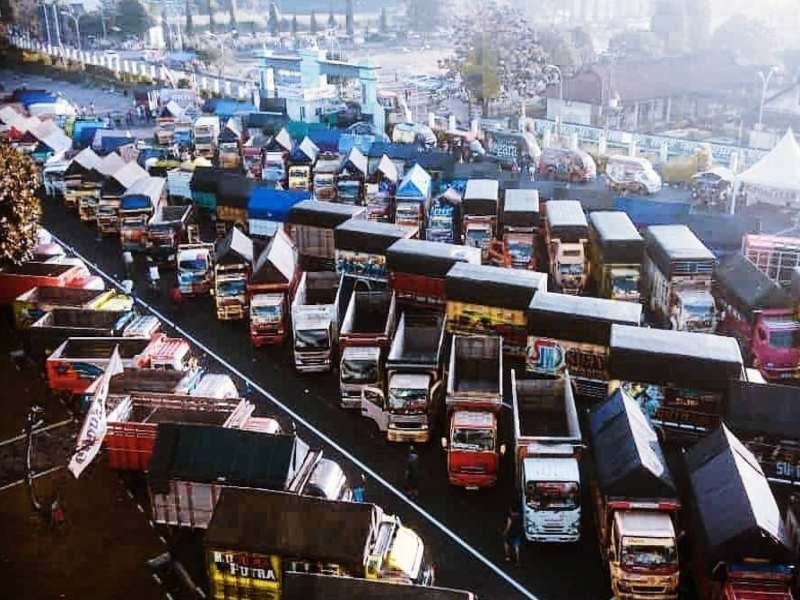 Truk-truk milik anggota TMJ diparkir di salah satu acara kopdar komunitas tersebut./Istimewa-TMJ