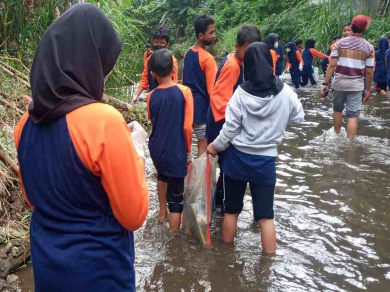 Kegiatan anak-anak saat Sekolah Sungai./Istimewa