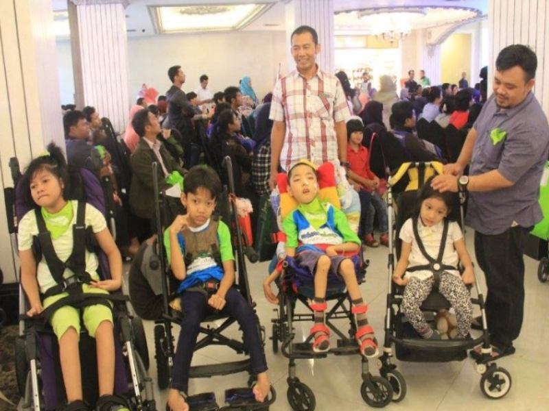 Anggota WKCP dalam kegiatan pendampingan anak-anak penyandang CP, beberapa waktu lalu./Istimewa