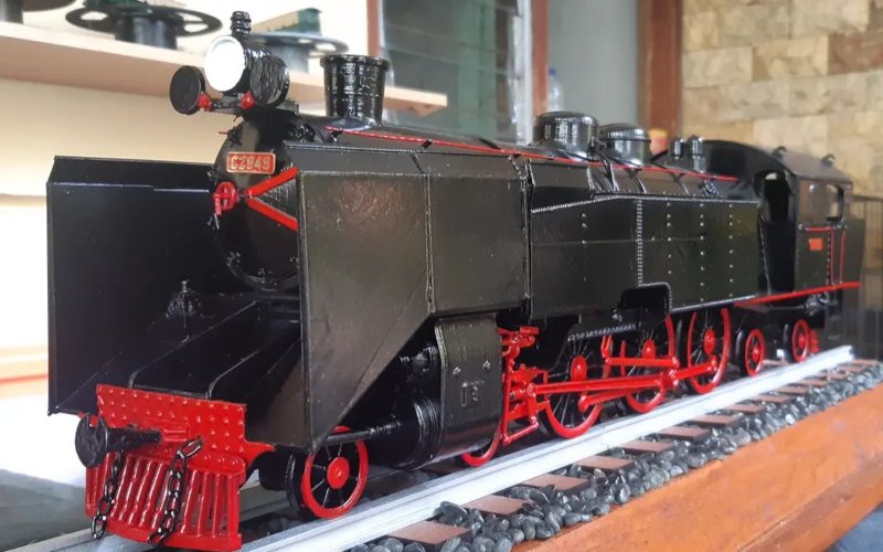 Miniatur lokomotif kereta api C2849 yang merupakan kereta kepresidenan era Presiden Soekarno karya Medarrie Works./Instagram medarrie_works