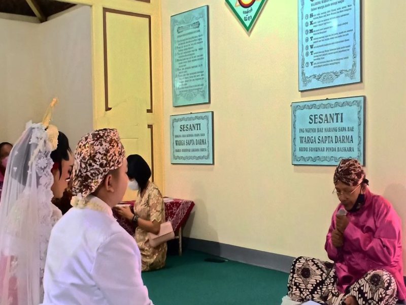 Bambang Purnomo saat menikahkan sepasang penghayat kepercayaan Sapta Darma./Istimewa