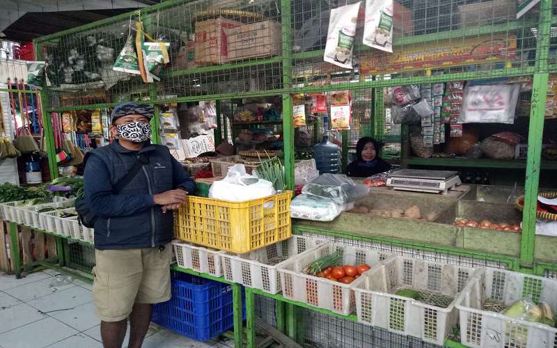Pedagang di Pasar Kranggan, Jogja, Danang bersiap mengantarkan pesanan bahan makanan ke rumah pelanggan, Selasa (28/4). Pandemi Covid-19 dan sepinya penjualan tak menyurutkan niat Danang untuk menjajakan dagangan. Memanfaatkan Internet dan media sosial, Danang tidak hanya memutar roda perekonomian keluarganya tetapi juga berbagi rezeki kepada sesama pedagang pasar tradisional yang lain./Harian Jogja/Mediani Dyah Natalia