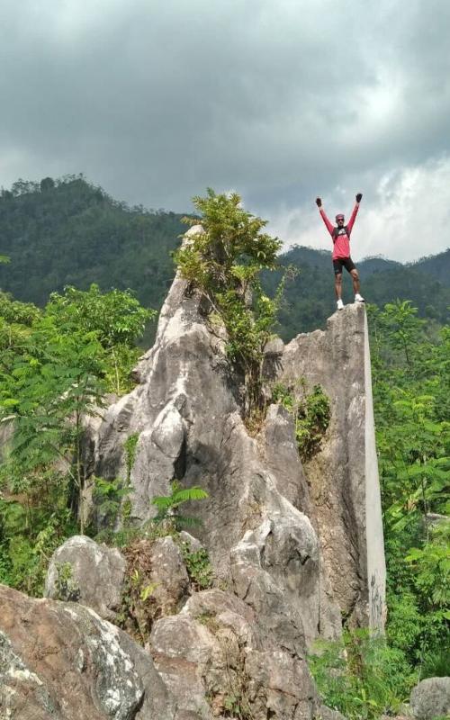 Wisatawan berpose di salah satu tebing batu yang ada di Museum Alam Marmer Indonesia, Ngargoretno./Instagram @siswantobudi787
