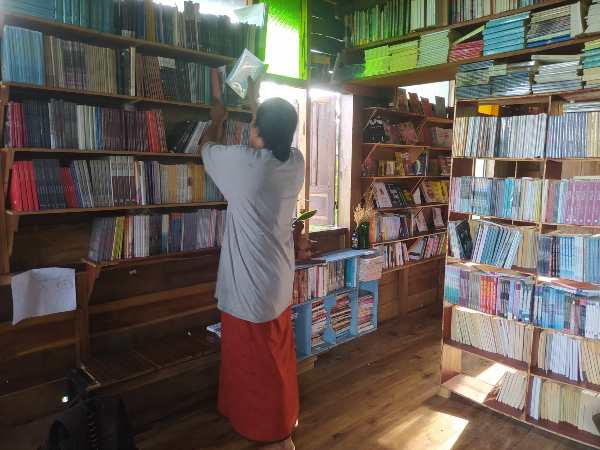 Suasana bagian dalam toko buku JBS./Harian Jogja-Sirojul Khafid