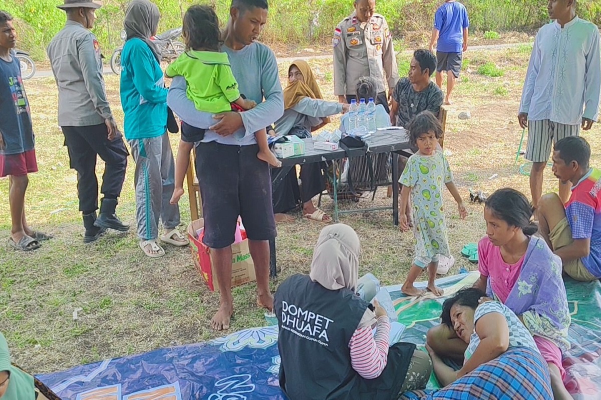 penyaluran bantuan untuk korban gempa yang dilakukan sukarelawan Dompet Dhuafa