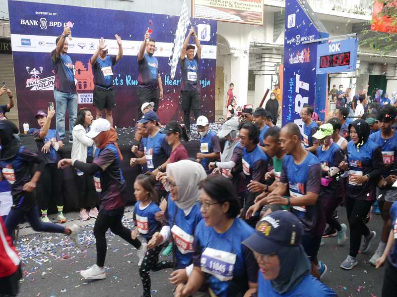Direktur Utama BPD DIY, Santoso Rahmad (kanan) di dampingi Sekretaris Daerah  DIY, Kadarmanta Baskoro Aji (dua kiri) melepas peserta Malioboro Run dengan tema Lets Run In The Heart of Jogja 2022 di Jl. Malioboro, Joga, Minggu (11/12). Perlombaan lari dengan rute pusat kota Yogyakarta dengan jarak 5 kilometer dan 10 kilometer tersebut diikuti ribuan peserta./Harian Jogja-Gigih M. Hanafii