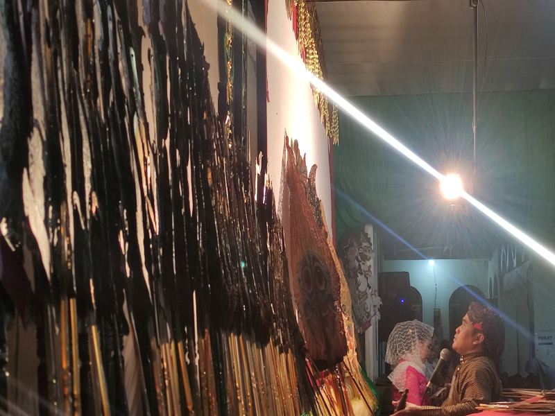 Ki Hadi Sujiyo memainkan lakon Kalimosodo Kajarwo saat peringatan Isra Mikraj di Dusun Jalakan, Triharjo, Kapanewon Pandak, Bantul, Sabtu (18/2/2023)./Harian Jogja-Arief Junianto