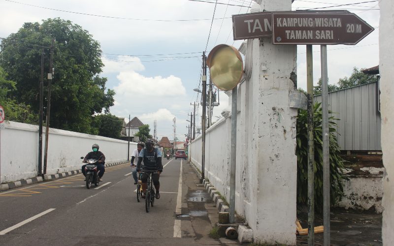 Pegowes melintasi salah satu rute yang melewati cagar budaya di Tamansari, Jogja, Senin (15/11/2021)./Harian Jogja-Lajeng Padmaratri