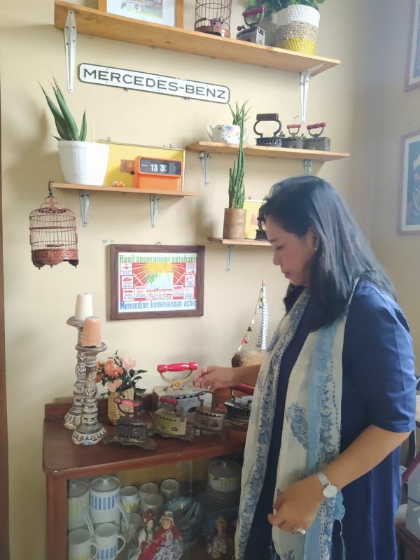 Owner Galeri Oma, Vera Orchidlia menata pernak-pernik lawas miliknya./Harian Jogja-Sirojul Khafid