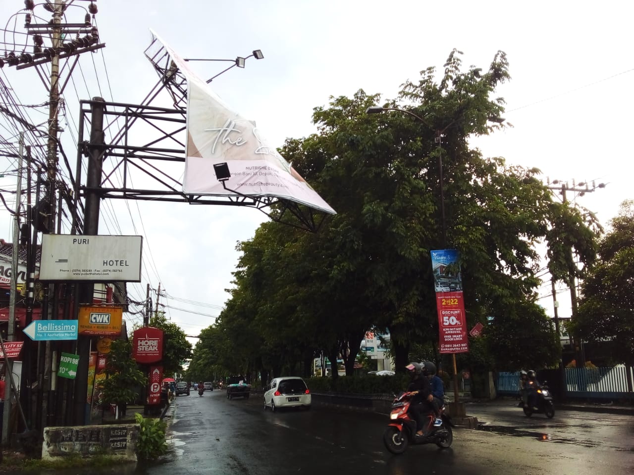 Billboard hampir ambruk