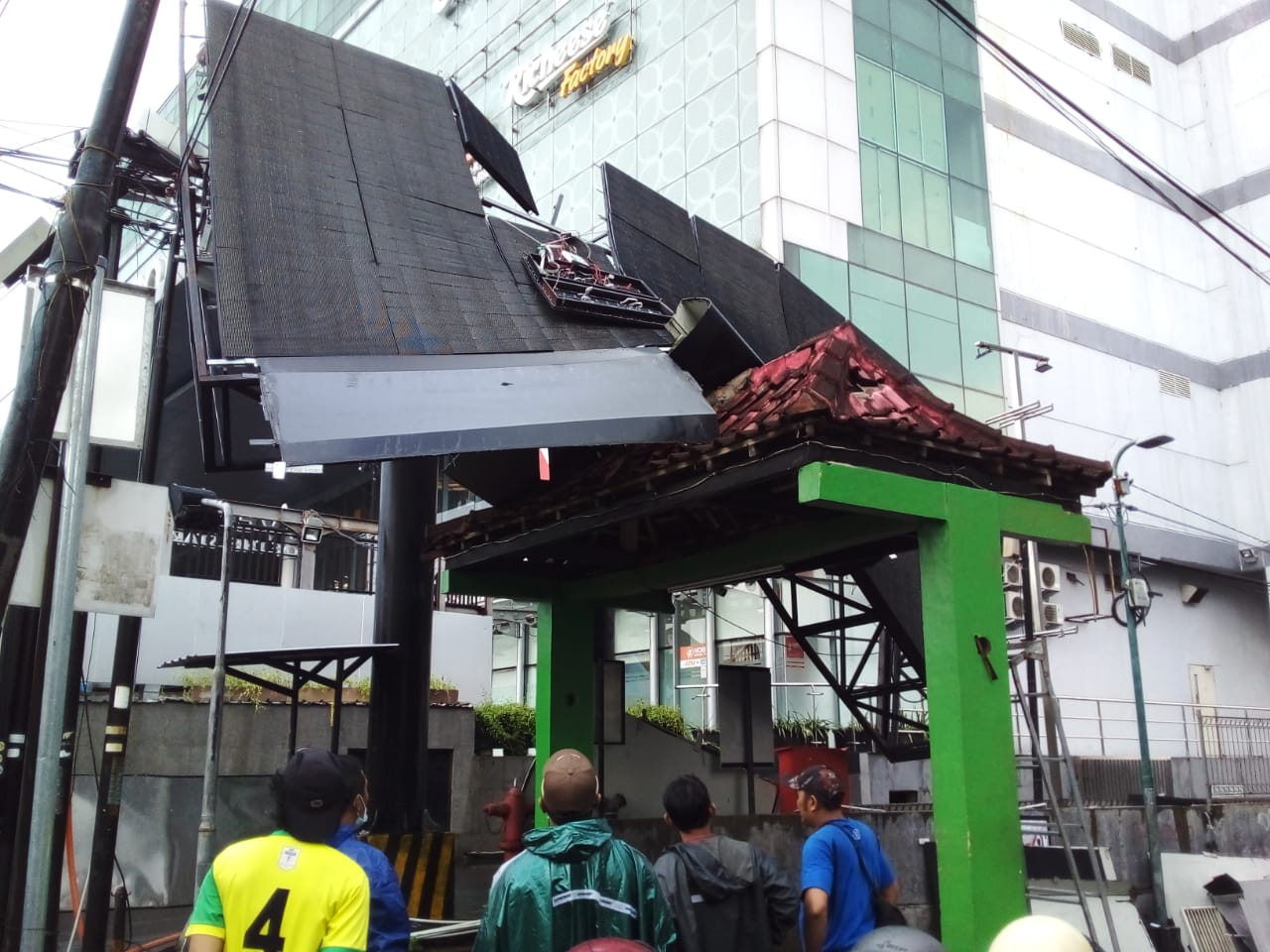 Billboard menimpa gapura