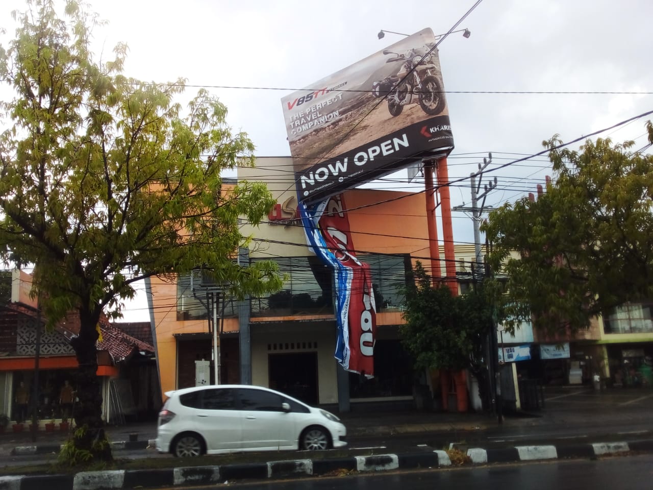 Billboard melengkung