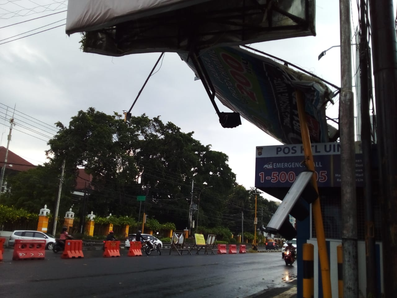 Billboard timpa pos polisi