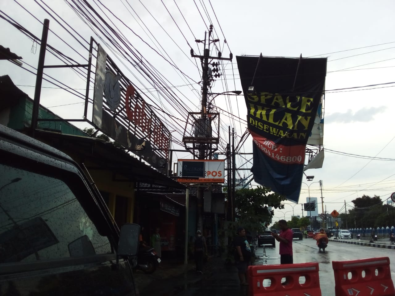 Billboard kena jaringan listrik