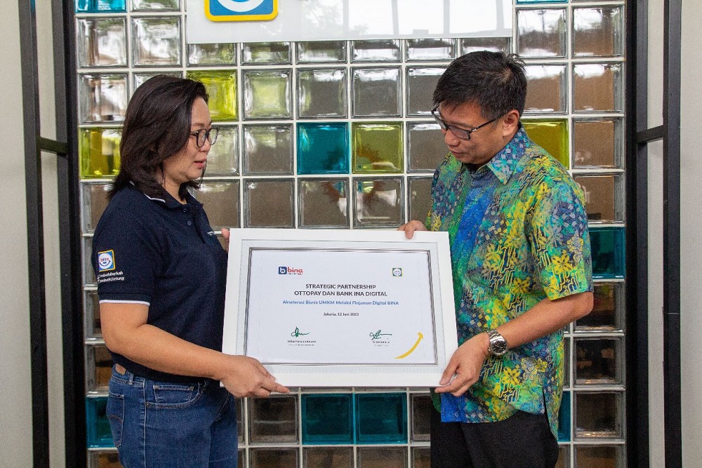 Direktur OttoPay Grace Sunarjo (kiri) dan Direktur Digital Banking Bank Ina Yulius Purnama Junaedi (kanan) dalam penandatanganan kerja sama.