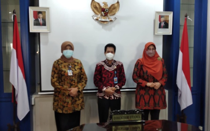 Direktur Utama PUDAM Tirta Sembada Sleman Dwi Nurwata (tengah) bersama Kepala Dinas Ketenagakerjaan Sleman Sutiasih (kiri) dan Kepala KC BPJamsostek Sleman Sofie Nur Hidayati (kanan) saat mengikuti kegiatan Penghargaan Paritrana Award 2020 secara virtual, Kamis (9/9)./Istimewa-PUDAM Tirta Sembada Sleman